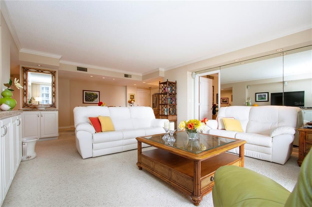 For Sale: $895,000 (2 beds, 2 baths, 1421 Square Feet)