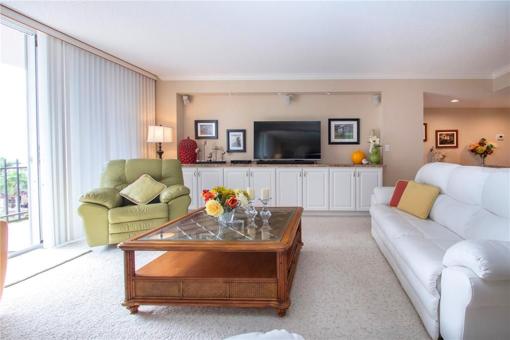 For Sale: $895,000 (2 beds, 2 baths, 1421 Square Feet)