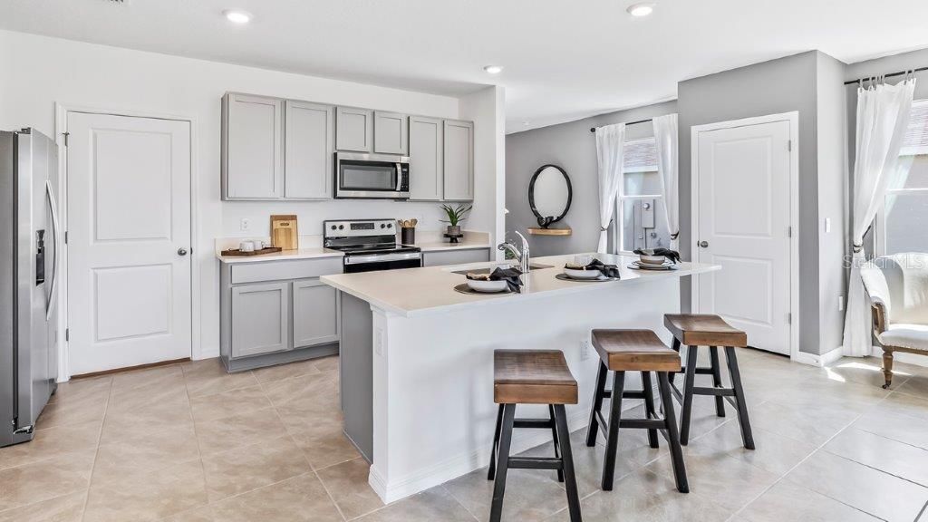 Activo con contrato: $445,990 (4 camas, 2 baños, 2305 Pies cuadrados)