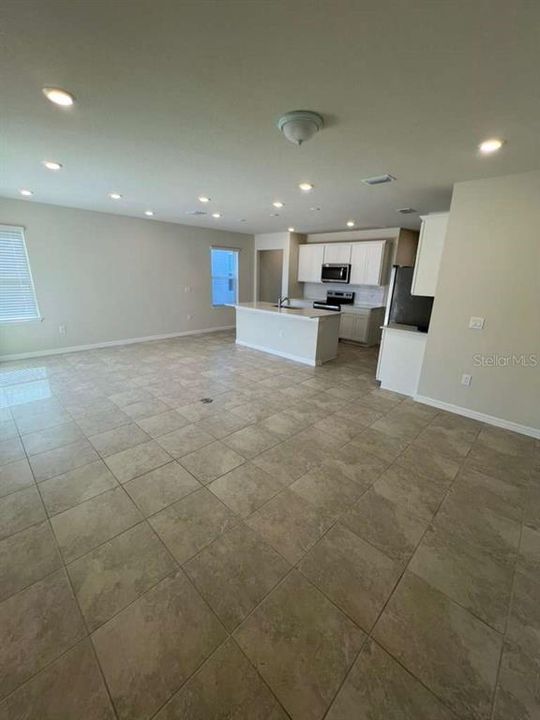 For Rent: $2,500 (4 beds, 2 baths, 4482 Square Feet)