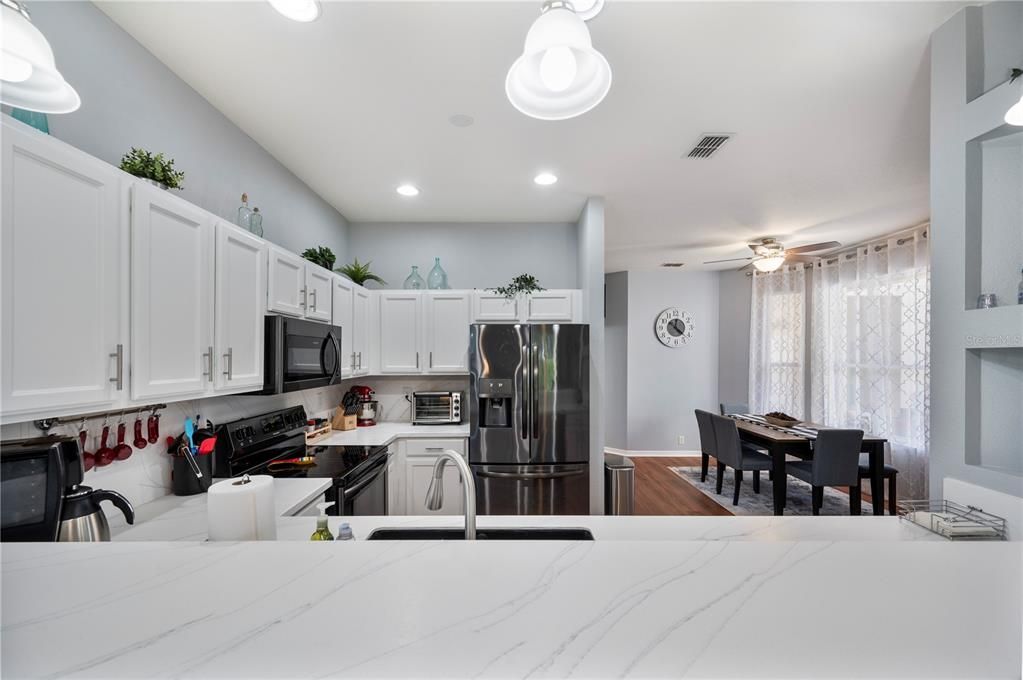 Activo con contrato: $365,000 (3 camas, 3 baños, 1819 Pies cuadrados)