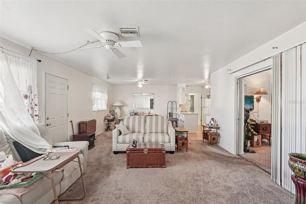 Activo con contrato: $269,000 (2 camas, 2 baños, 1232 Pies cuadrados)