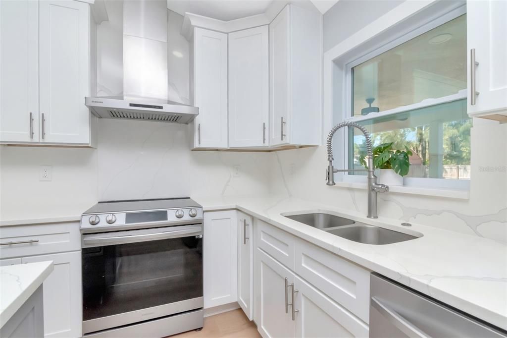 Active With Contract: $534,000 (3 beds, 2 baths, 1477 Square Feet)