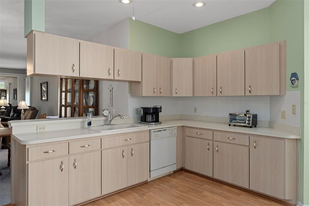 待售: $244,000 (2 贝兹, 2 浴室, 1738 平方英尺)