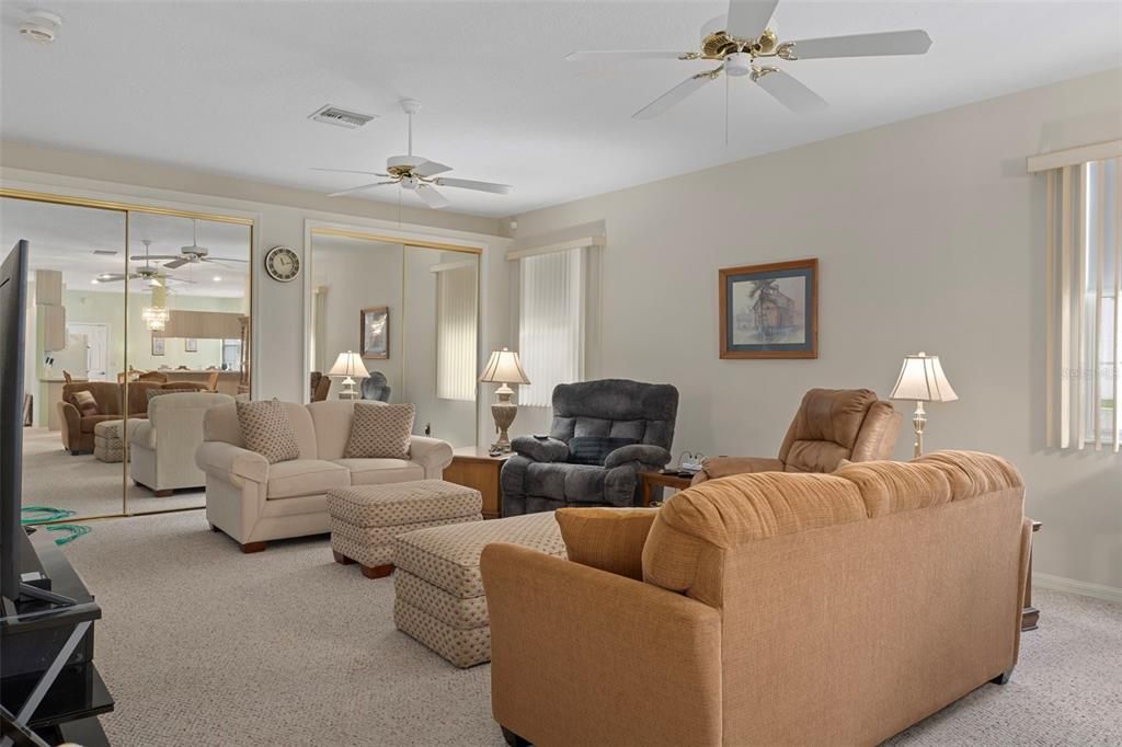 待售: $244,000 (2 贝兹, 2 浴室, 1738 平方英尺)