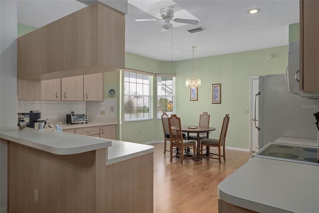 待售: $244,000 (2 贝兹, 2 浴室, 1738 平方英尺)