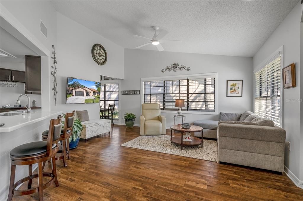 For Sale: $279,900 (2 beds, 2 baths, 1425 Square Feet)