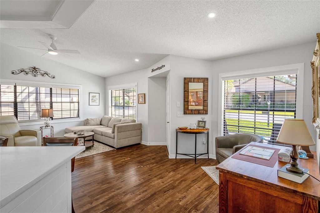 For Sale: $279,900 (2 beds, 2 baths, 1425 Square Feet)