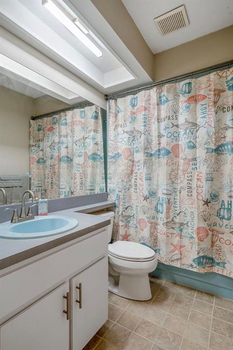 For Sale: $279,900 (2 beds, 2 baths, 1425 Square Feet)