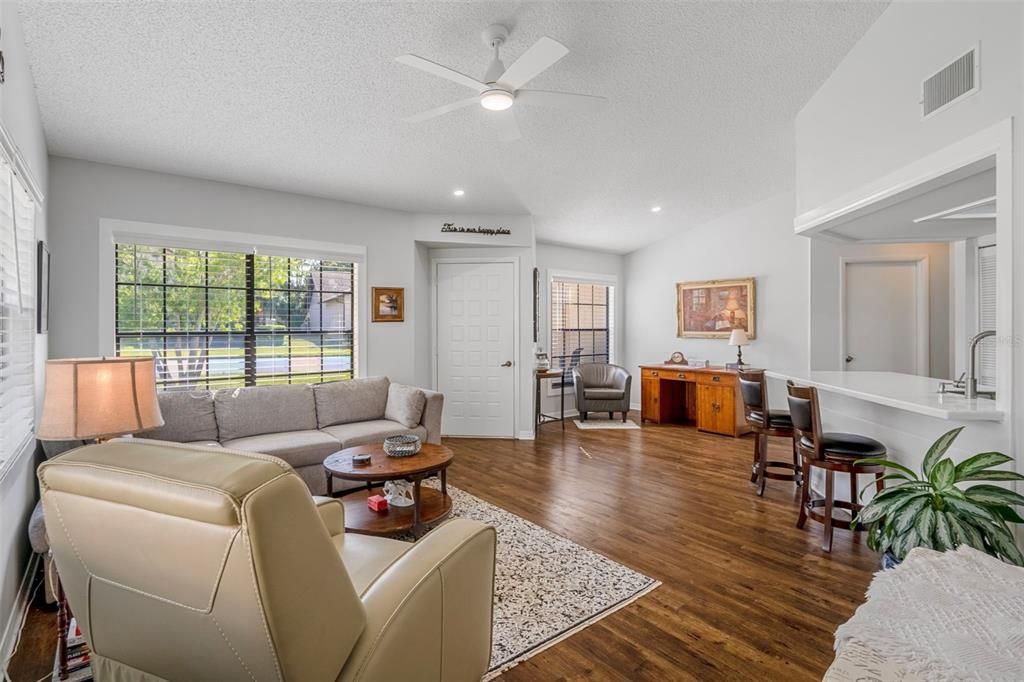 For Sale: $279,900 (2 beds, 2 baths, 1425 Square Feet)