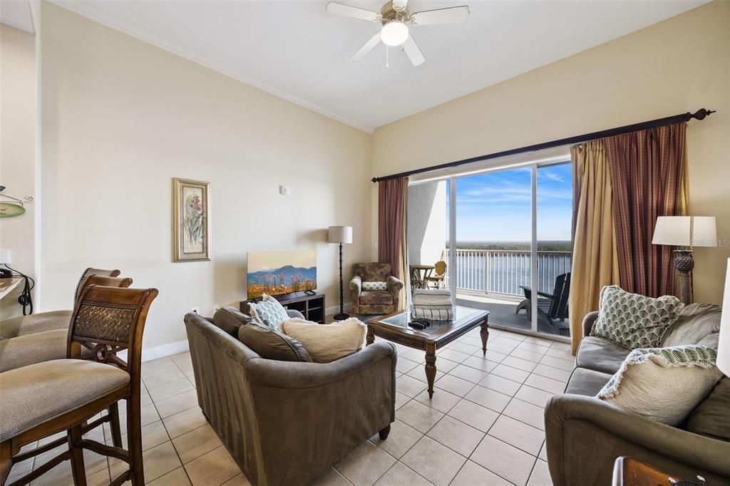 For Sale: $239,000 (1 beds, 2 baths, 798 Square Feet)