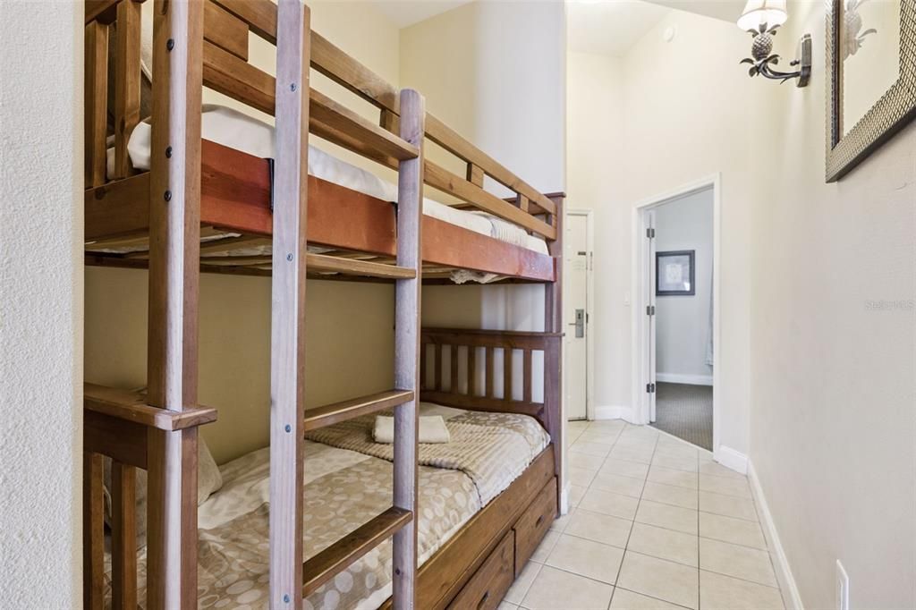 For Sale: $239,000 (1 beds, 2 baths, 798 Square Feet)