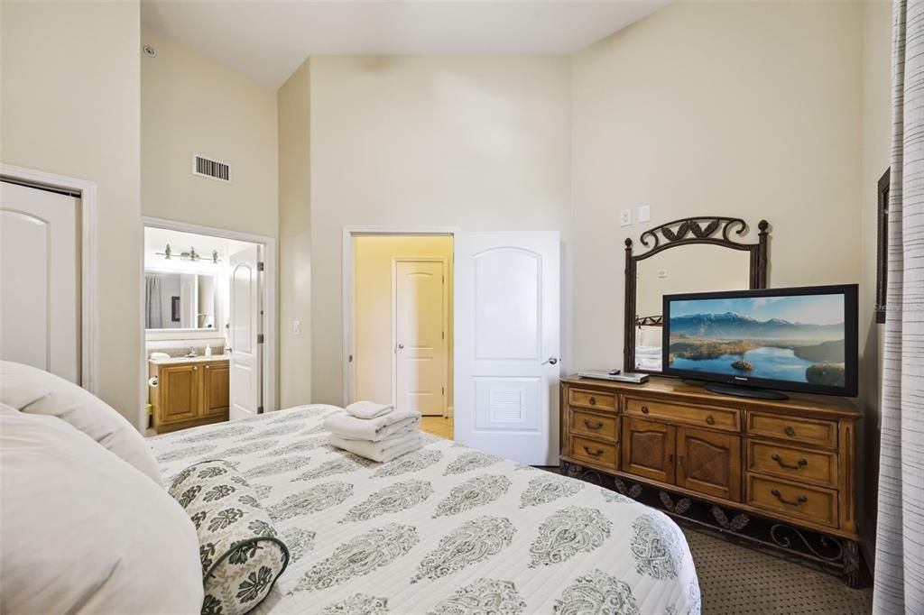 For Sale: $239,000 (1 beds, 2 baths, 798 Square Feet)