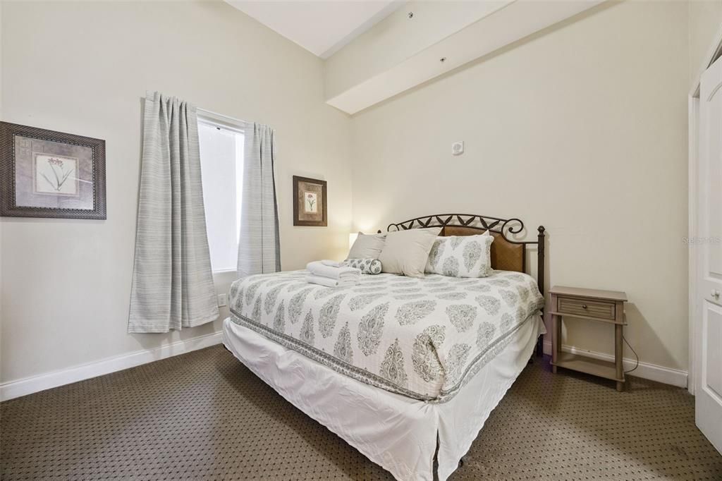 For Sale: $239,000 (1 beds, 2 baths, 798 Square Feet)