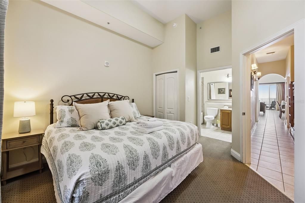 For Sale: $239,000 (1 beds, 2 baths, 798 Square Feet)