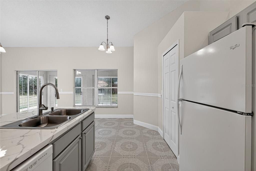 Activo con contrato: $325,000 (3 camas, 2 baños, 1434 Pies cuadrados)