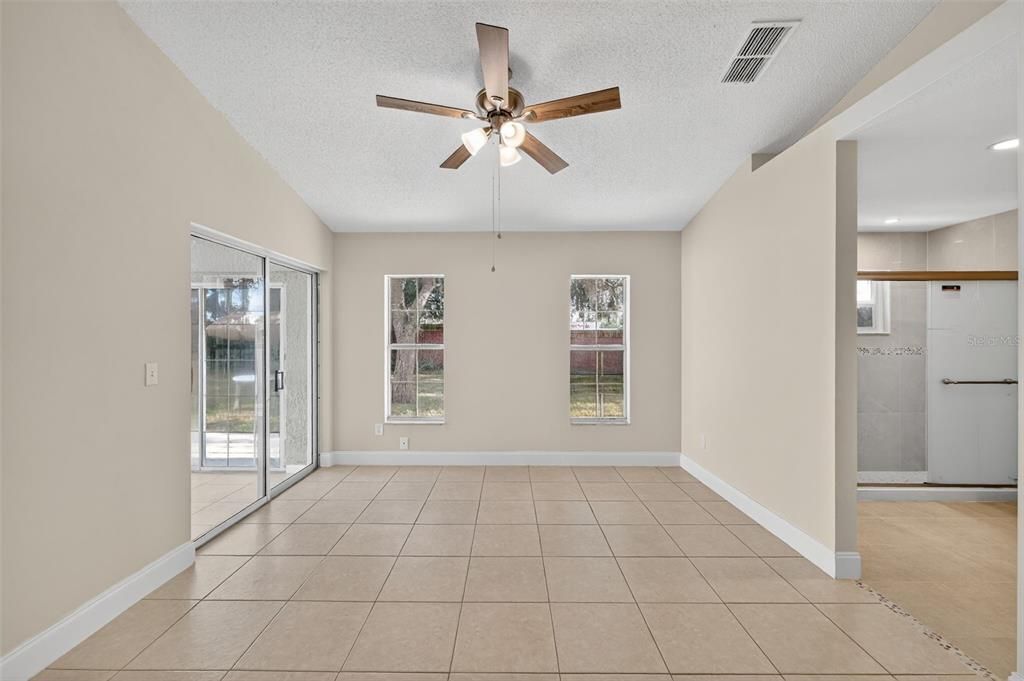 Activo con contrato: $325,000 (3 camas, 2 baños, 1434 Pies cuadrados)