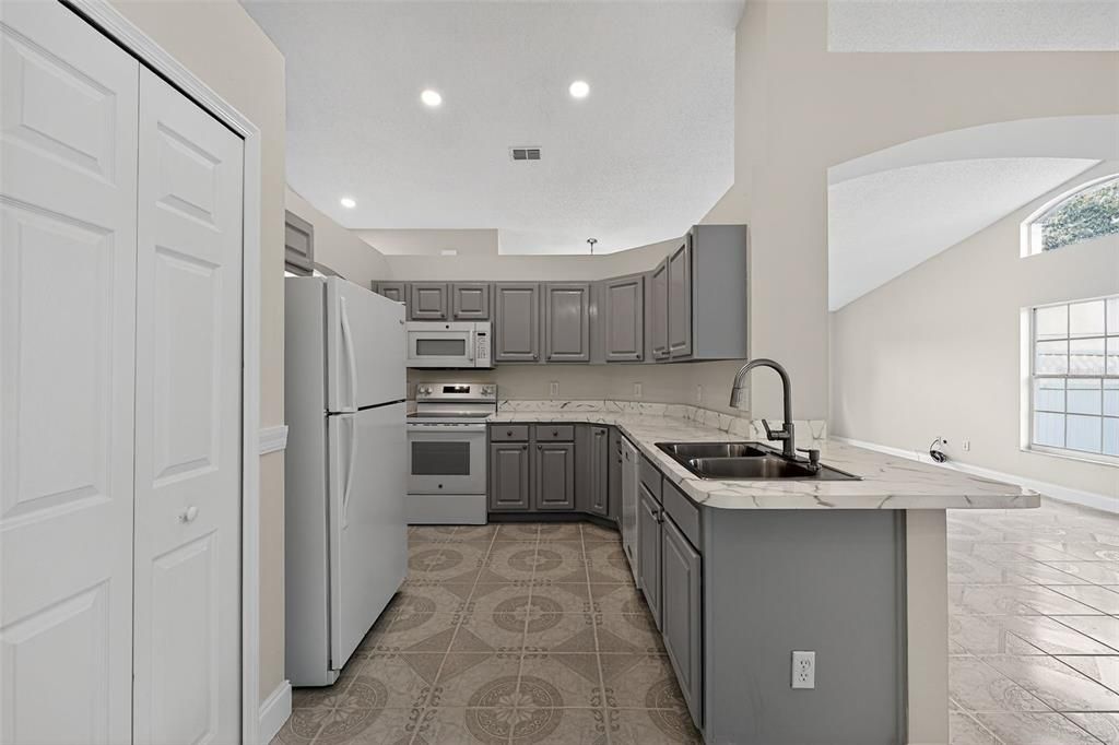 Activo con contrato: $325,000 (3 camas, 2 baños, 1434 Pies cuadrados)