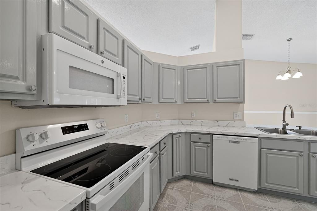 Activo con contrato: $325,000 (3 camas, 2 baños, 1434 Pies cuadrados)