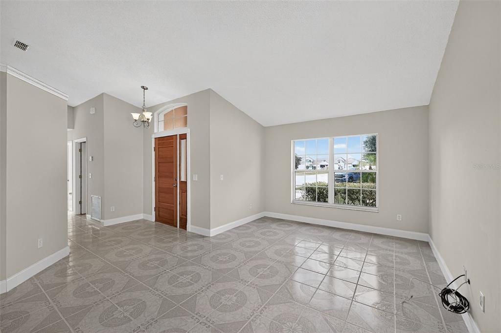 Activo con contrato: $325,000 (3 camas, 2 baños, 1434 Pies cuadrados)