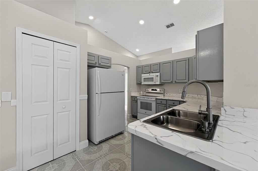 Activo con contrato: $325,000 (3 camas, 2 baños, 1434 Pies cuadrados)