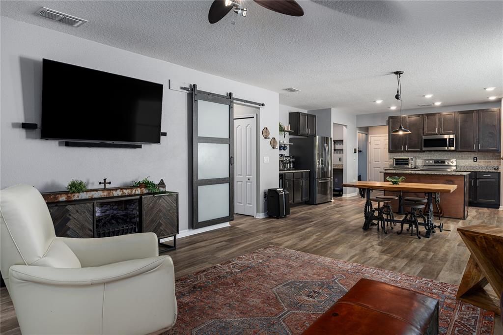 En Venta: $365,000 (3 camas, 2 baños, 1980 Pies cuadrados)