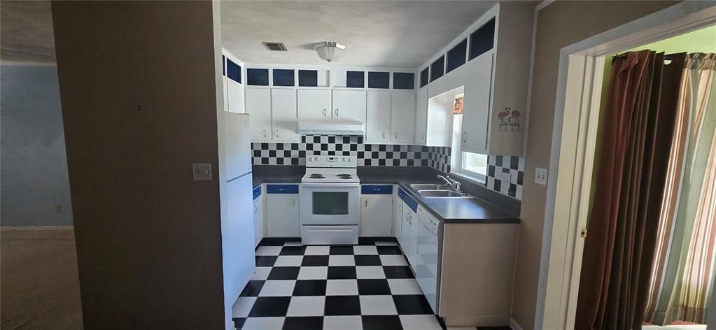 For Sale: $178,500 (3 beds, 2 baths, 1565 Square Feet)