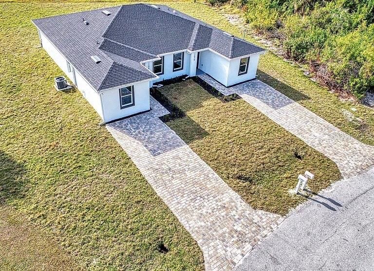 For Rent: $1,900 (3 beds, 2 baths, 1240 Square Feet)