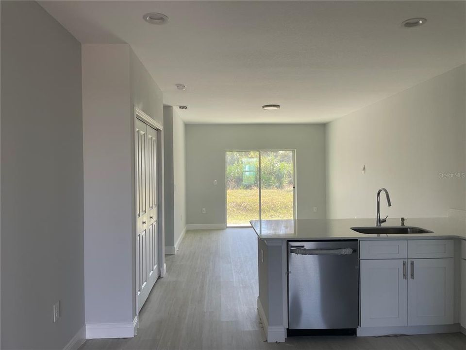 For Rent: $1,900 (3 beds, 2 baths, 1240 Square Feet)