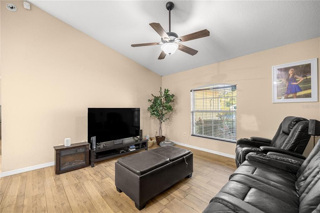 En Venta: $289,900 (3 camas, 2 baños, 1252 Pies cuadrados)