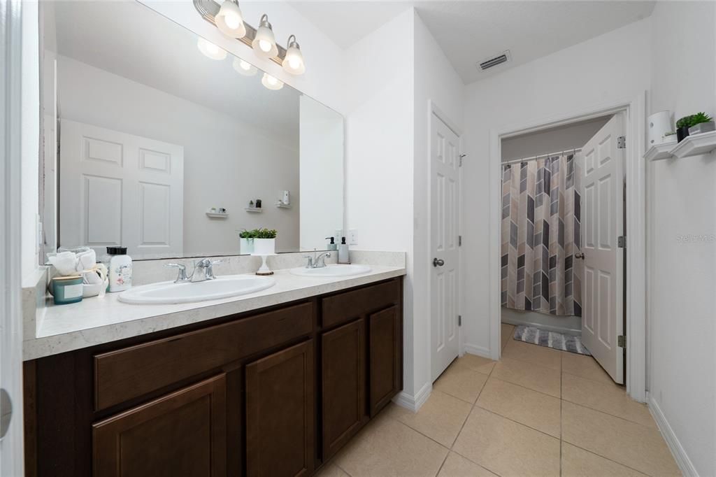 For Sale: $405,000 (4 beds, 2 baths, 1900 Square Feet)