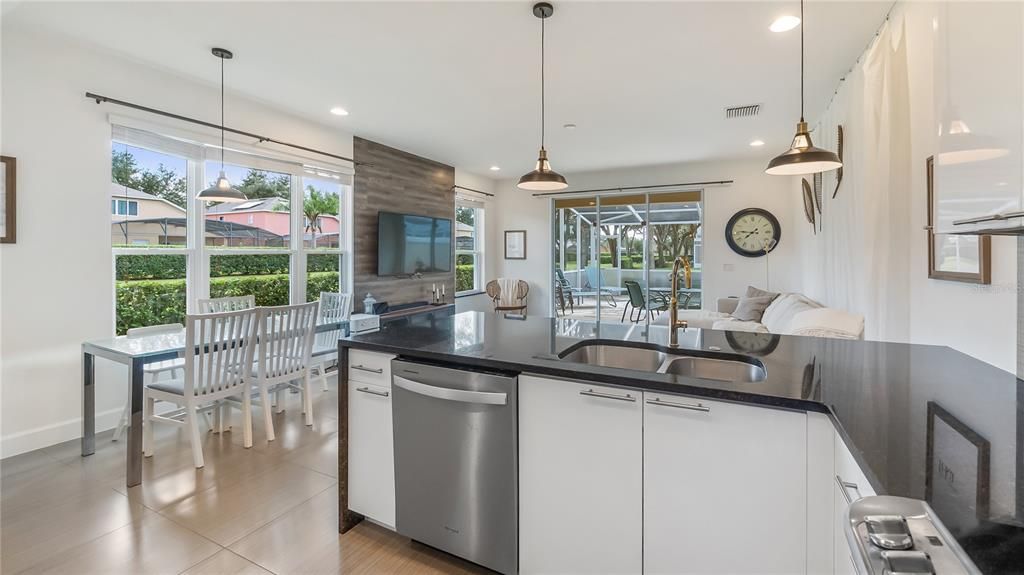 For Sale: $315,000 (3 beds, 3 baths, 1512 Square Feet)