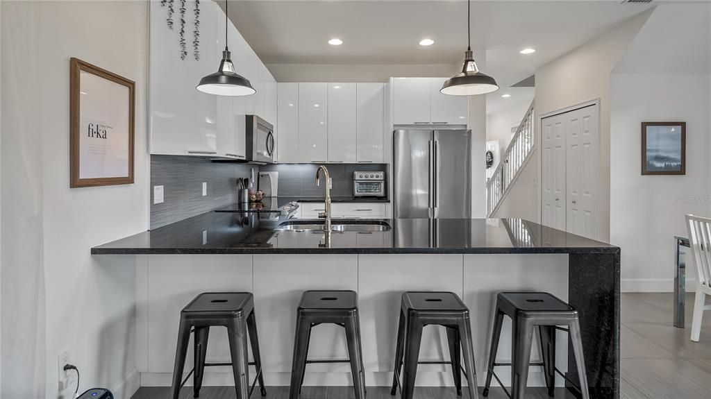 For Sale: $315,000 (3 beds, 3 baths, 1512 Square Feet)