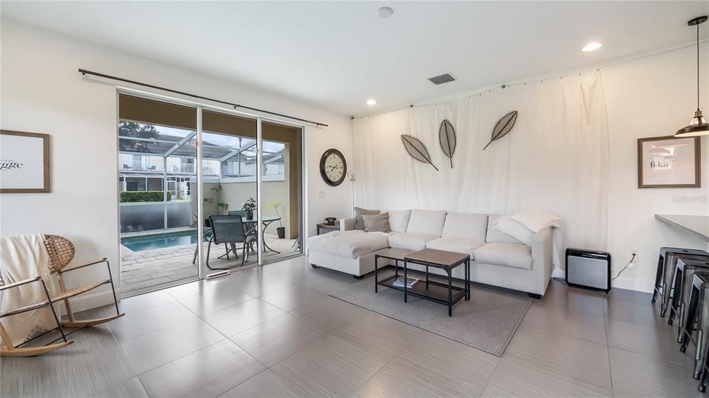 For Sale: $315,000 (3 beds, 3 baths, 1512 Square Feet)