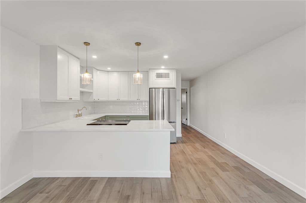 For Rent: $2,250 (2 beds, 1 baths, 765 Square Feet)