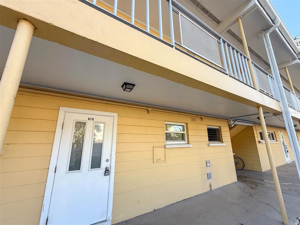 For Rent: $3,200 (2 beds, 2 baths, 918 Square Feet)