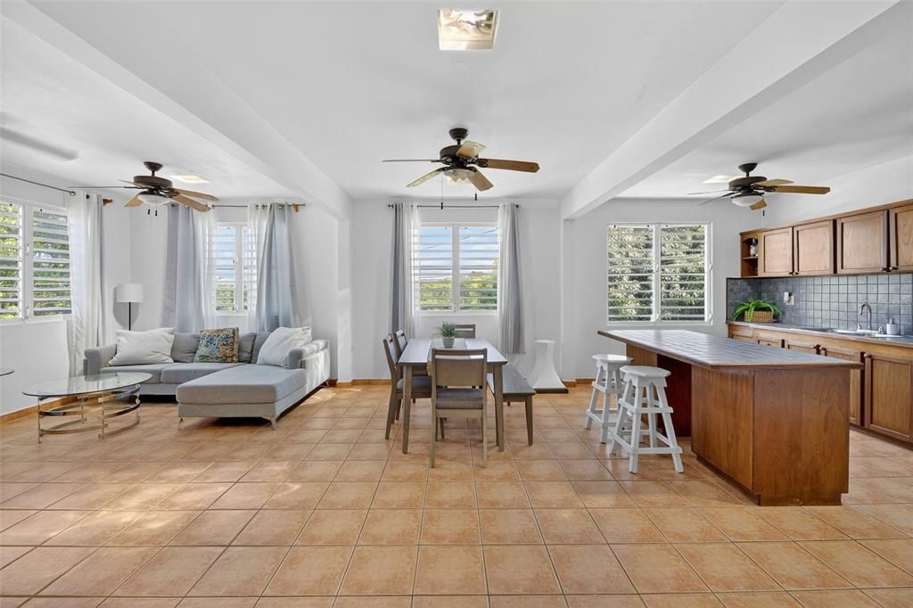 На продажу: $849,000 (8 спален, 5 ванн, 3200 Квадратных фут)