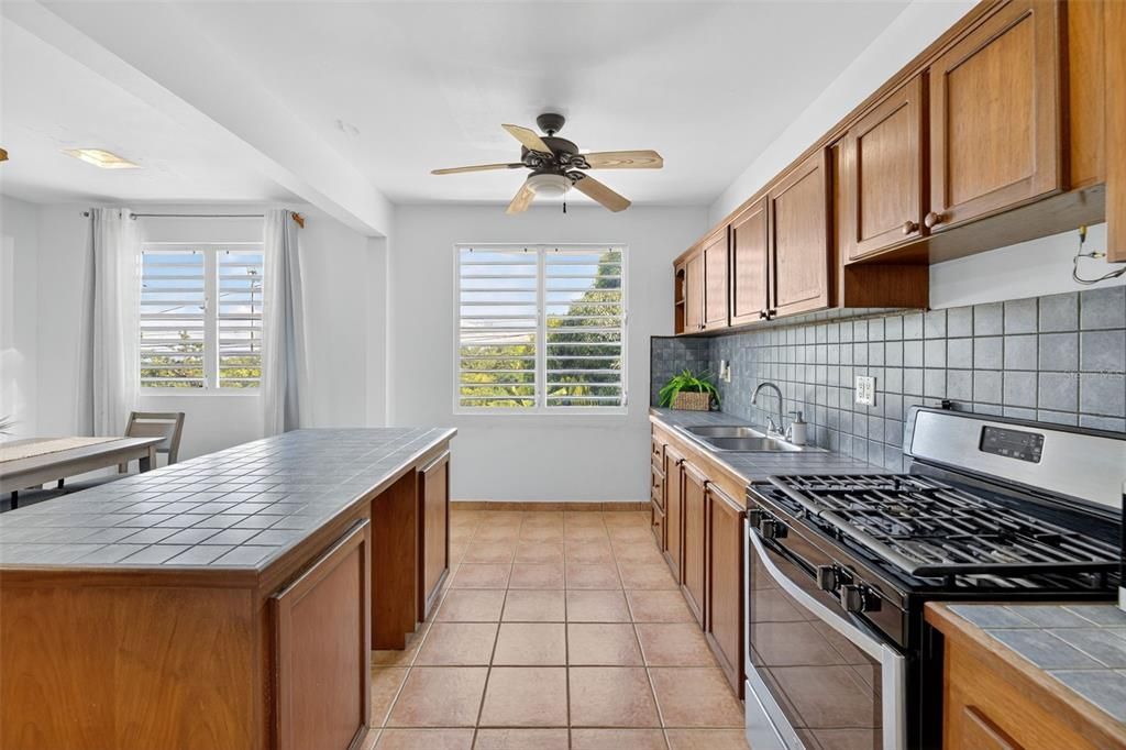 На продажу: $849,000 (8 спален, 5 ванн, 3200 Квадратных фут)