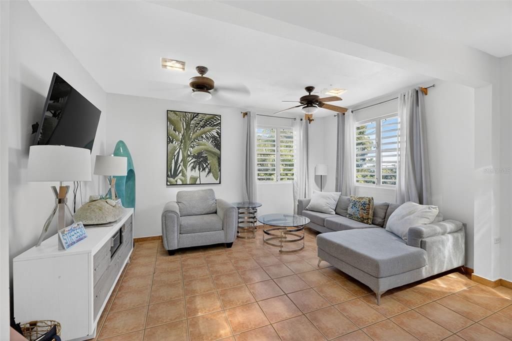 На продажу: $849,000 (8 спален, 5 ванн, 3200 Квадратных фут)