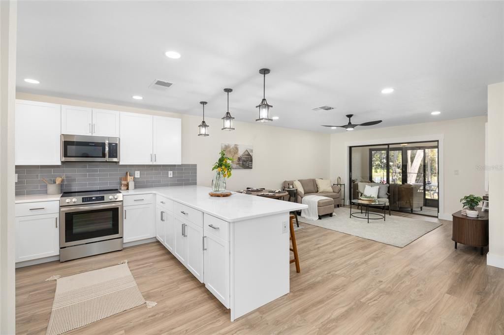 合同活跃: $267,500 (2 贝兹, 2 浴室, 960 平方英尺)