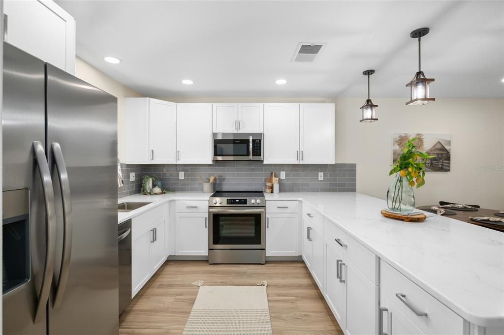 合同活跃: $267,500 (2 贝兹, 2 浴室, 960 平方英尺)