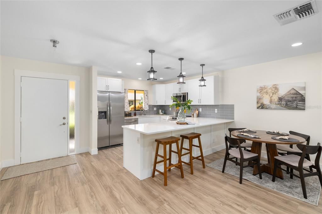 合同活跃: $267,500 (2 贝兹, 2 浴室, 960 平方英尺)