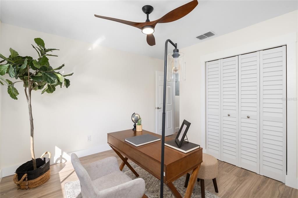 合同活跃: $267,500 (2 贝兹, 2 浴室, 960 平方英尺)