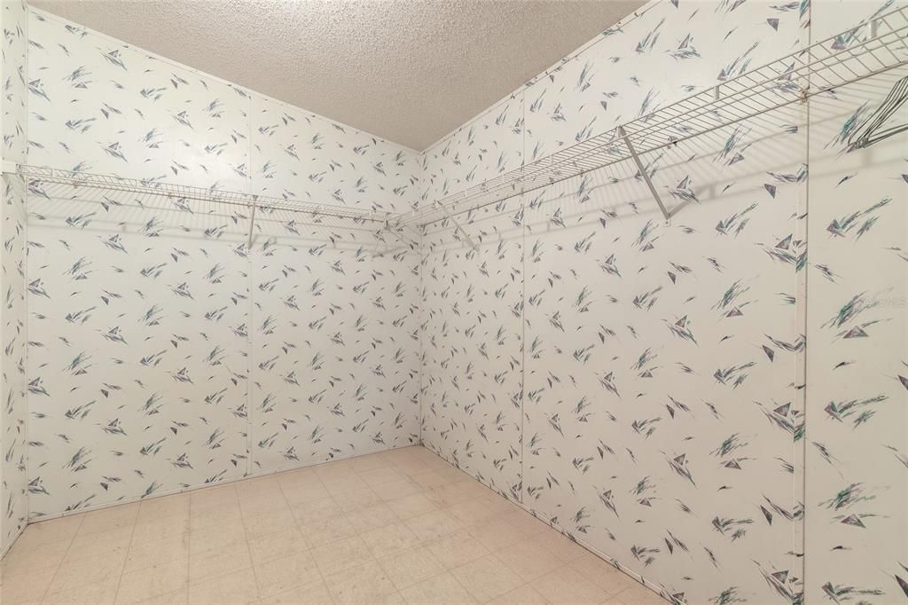 For Sale: $199,900 (2 beds, 2 baths, 1352 Square Feet)