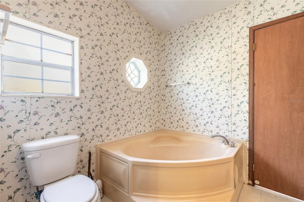 For Sale: $199,900 (2 beds, 2 baths, 1352 Square Feet)