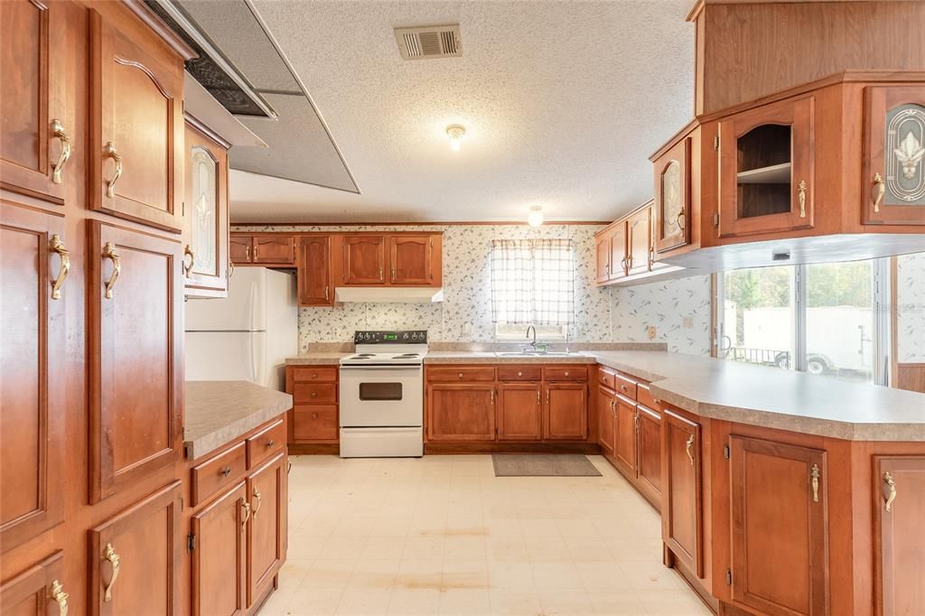 For Sale: $199,900 (2 beds, 2 baths, 1352 Square Feet)