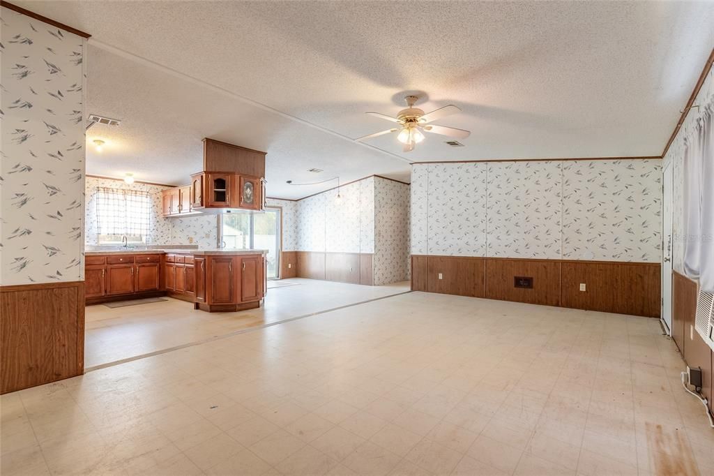 For Sale: $199,900 (2 beds, 2 baths, 1352 Square Feet)