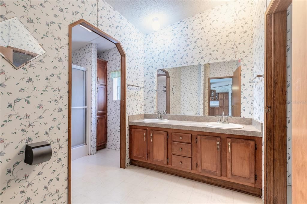 For Sale: $199,900 (2 beds, 2 baths, 1352 Square Feet)