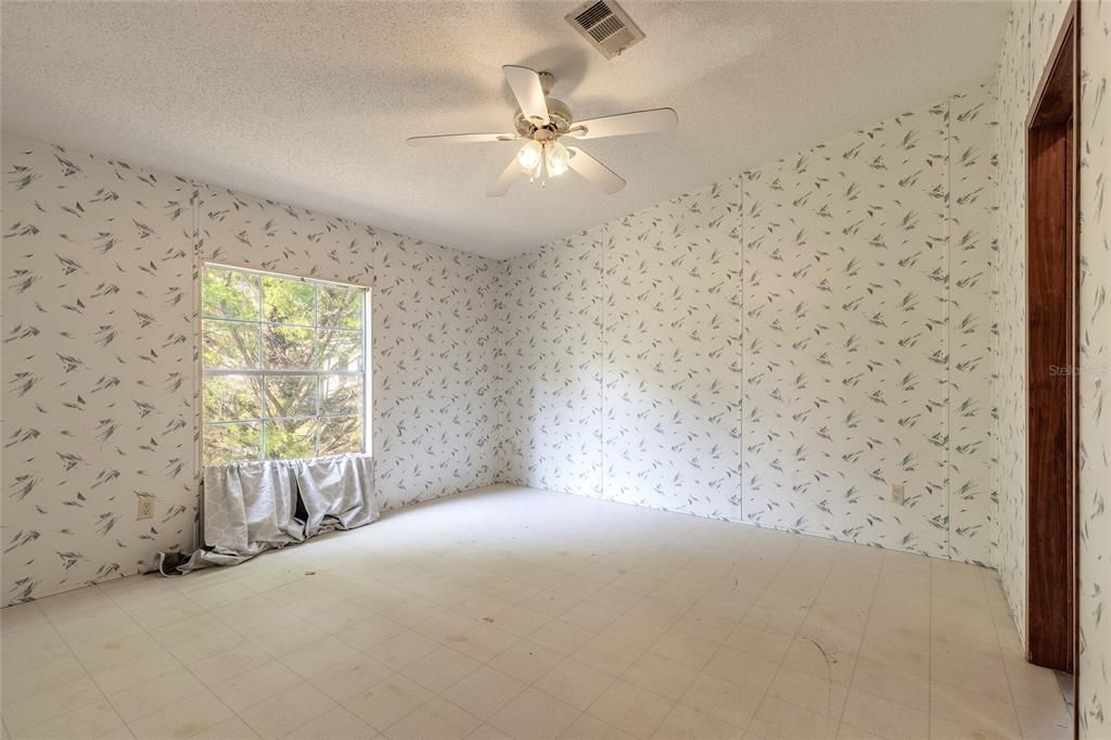 For Sale: $199,900 (2 beds, 2 baths, 1352 Square Feet)