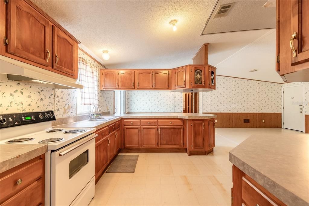 For Sale: $199,900 (2 beds, 2 baths, 1352 Square Feet)